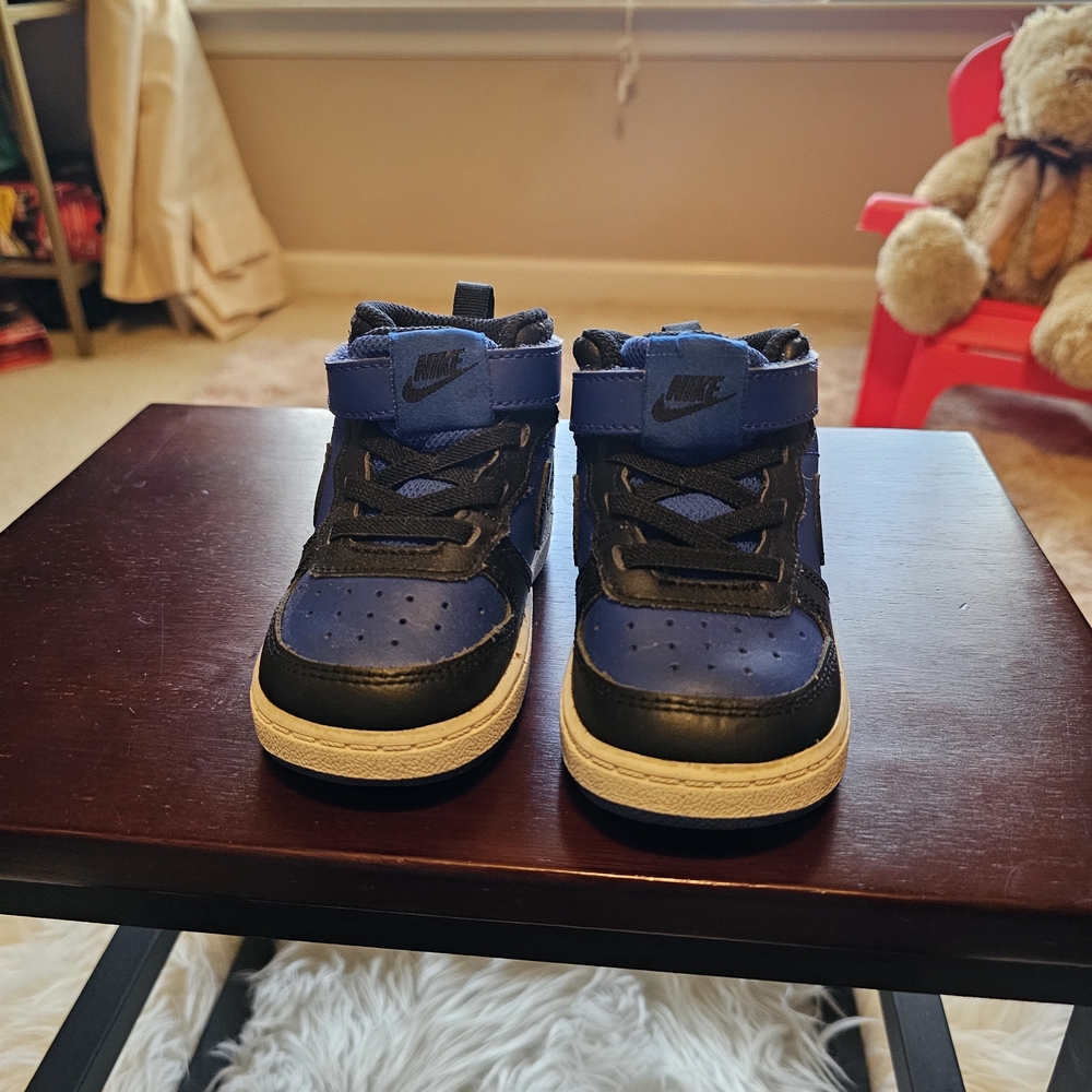 Nike Kids Sneakers in Black and Royal Blue - Picture 2 of 8